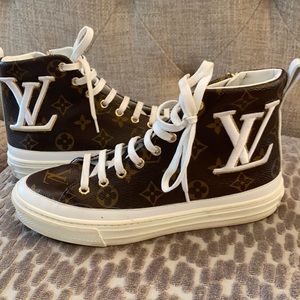Size 8 high top/converse style slightly used